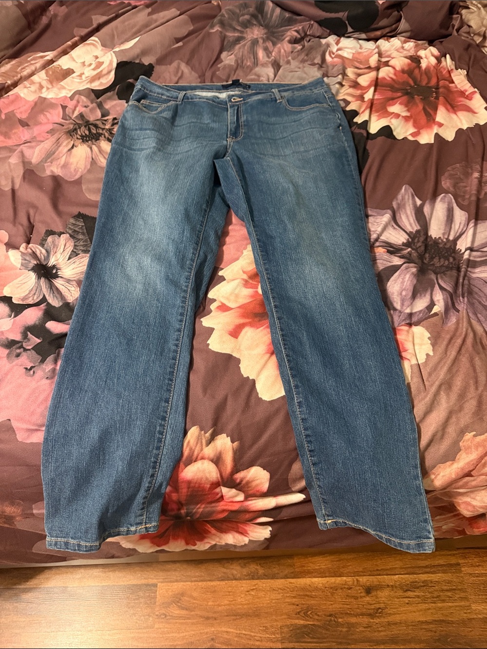 Denim 24/7 Women's Medium Blue Straight-Leg Jeans